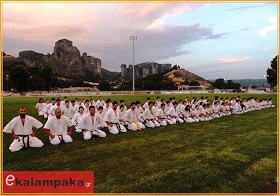 Εντυπωσιακές ασκήσεις από δεκάδες μικρούς και μεγάλους αθλητές της σχολής «Budo Karate Meteora» με τον sensei Παπαπούλιο Ιωάννη 3 dan να τους καθοδηγεί κατά τη διάρκεια της προπόνησης [155 φώτος]