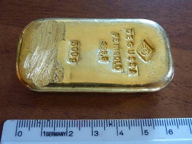 "Χρυσή" βουτιά! - 16χρονη βρήκε στο βυθό ράβδο χρυσού αξίας 16.000 ευρώ σε λίμνη της Βαυαρίας
