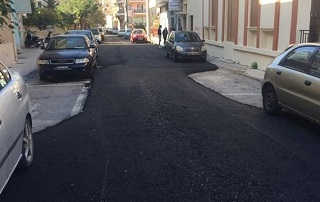 Απίστευτο και όμως... ελληνικό: Ασφαλτόστρωσαν δρόμο χωρίς να μετακινηθούν κάδοι ή αυτοκίνητα 