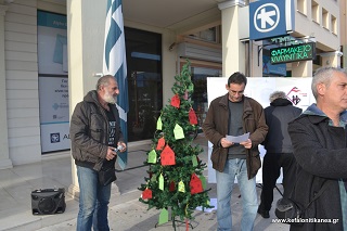 Κεφαλονιά: Αυτό είναι το ιδιαίτερο χριστουγεννιάτικο δέντρο που στόλισαν μπροστά από τράπεζα