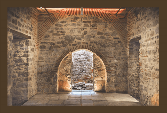 ΤΡΙΚΑΛΑ | Παρουσία της Μενδώνη τα εγκαίνια της περιοδικής έκθεσης «Ο Πηλός μιλάει. Αρχαιολογικά ευρήματα από τις ανασκαφές της περιοχής των Τρικάλων»