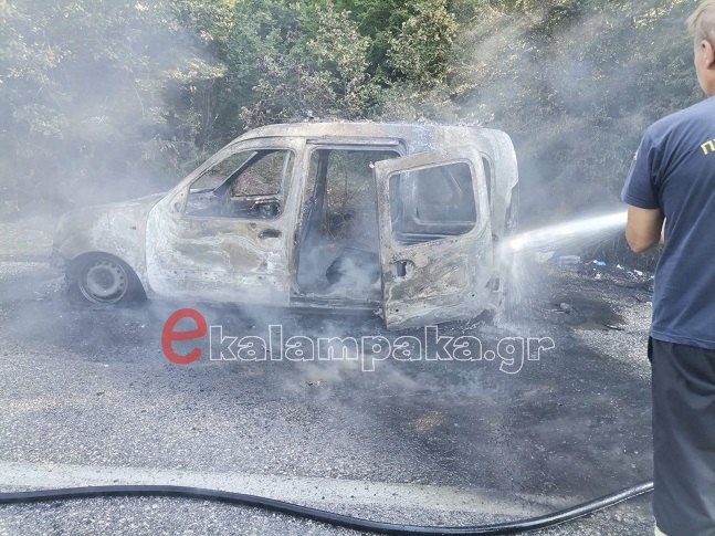 ΚΑΛΑΜΠΑΚΑ | Κάηκε ολοσχερώς αυτοκίνητο ~ Ευτυχώς κανείς από τους 4 επιβαίνοντες δεν τραυματίσθηκε [φώτος]