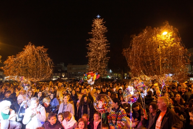 Φως και χαρά από το υψηλότερο φυσικό χριστουγεννιάτικο δέντρο της Ελλάδας, στα Τρίκαλα